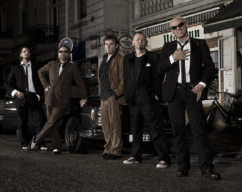 "Act Extrabreit Mitternachtsschwimmen"