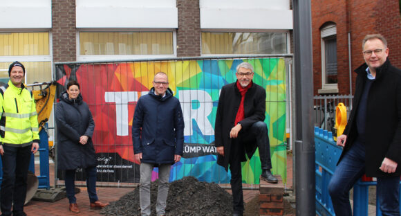 Erster symbolischer Spatenstich für den Glasfaserausbau in der Innenstadt